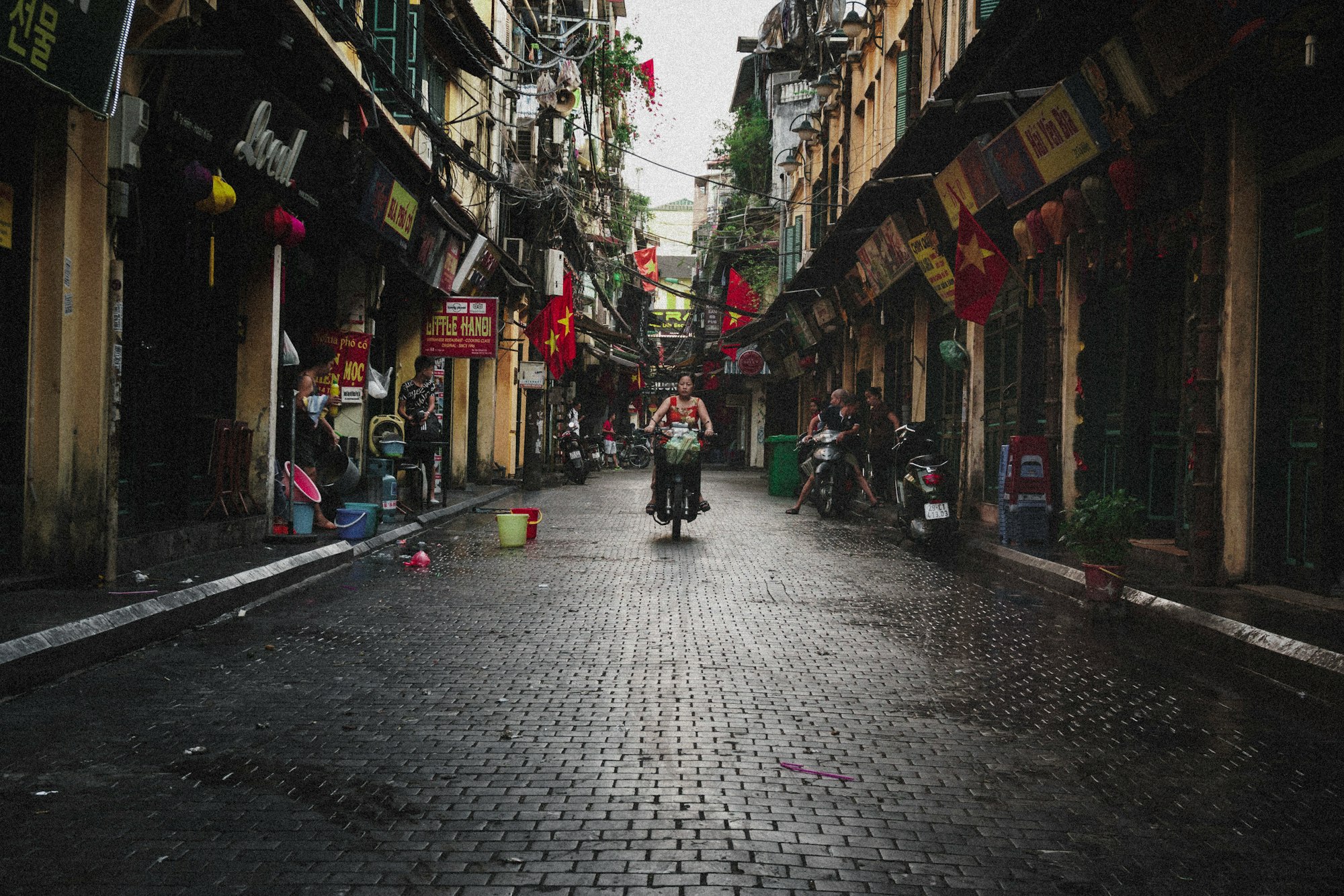 Une ruelle du vieux Hanoï sous la pluie